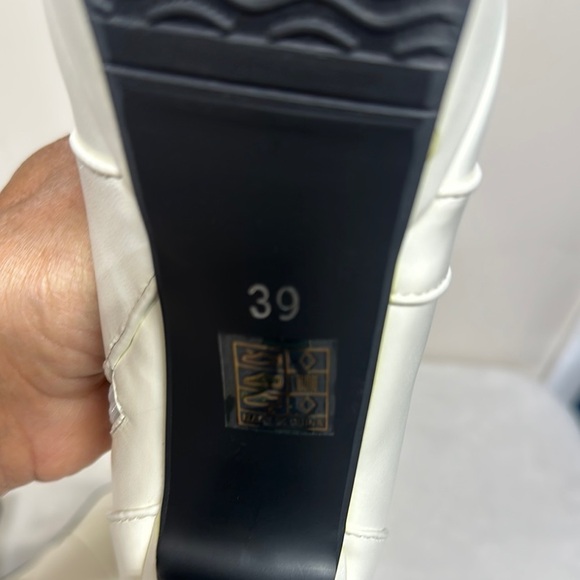 Stylish White Platform Ankle Boots - Picture 2 of 12